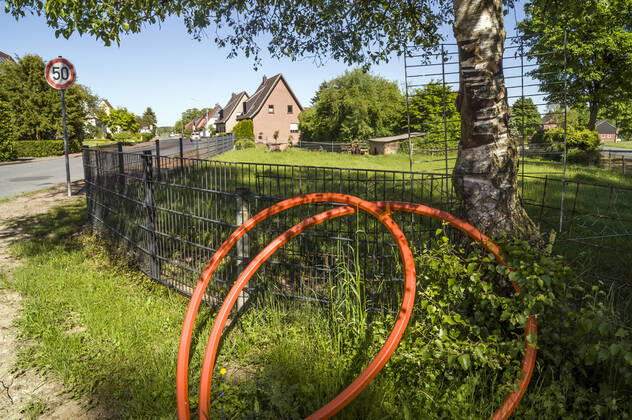 Glasfaserausbau auf dem Land Glasfaser Glasfaserausbau auf dem Land ländliche Region ländliches Gebiet Telekom Breitband Breitbandausbau Breitband-Ausbau Glasfasernetz Glasfaser-Netz FTTH-Netz Internet Glasfaserverkabelung Glasfaser-Ausbau FTTH Anschluss Digitalisierung Telekommunikation Internet Infrastruktur Deutsche Glasfaser 20210531ad333 Wadersloh Nordrhein-Westfalen NRW Deutschland Germany Copyright: xAchimxDuwentästerx