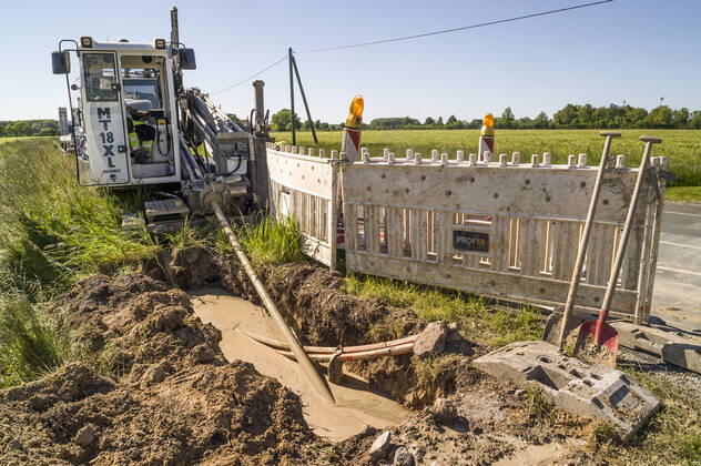 Glasfaserausbau auf dem Land Glasfaser Glasfaserausbau auf dem Land ländliche Region ländliches Gebiet Telekom Breitband Breitbandausbau Breitband-Ausbau Glasfasernetz Glasfaser-Netz FTTH-Netz Internet Glasfaserverkabelung Glasfaser-Ausbau FTTH Anschluss Digitalisierung Telekommunikation Internet Infrastruktur Deutsche Glasfaser 20210531ad340 Wadersloh Nordrhein-Westfalen NRW Deutschland Germany Copyright: xAchimxDuwentästerx
