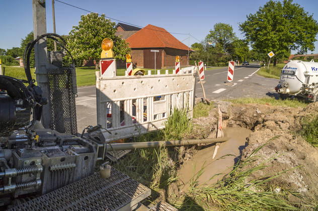 Glasfaserausbau auf dem Land Glasfaser Glasfaserausbau auf dem Land ländliche Region ländliches Gebiet Telekom Breitband Breitbandausbau Breitband-Ausbau Glasfasernetz Glasfaser-Netz FTTH-Netz Internet Glasfaserverkabelung Glasfaser-Ausbau FTTH Anschluss Digitalisierung Telekommunikation Internet Infrastruktur Deutsche Glasfaser 20210531ad343 Wadersloh Nordrhein-Westfalen NRW Deutschland Germany Copyright: xAchimxDuwentästerx