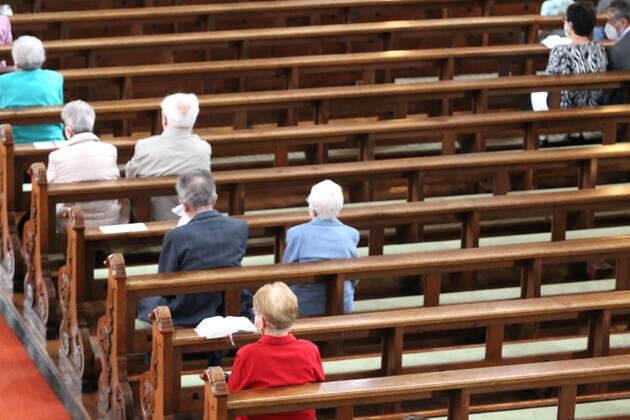 Winden Themenbild - Gottesdienst, Kirche in der Coronazeit, Pandemiezeit, leere Kirche Themenbild - Gottesdienst, Kirche in der Coronazeit, Pandemiezeit, leere Kirche nur wenig Menschen, Kirchenbesucher mit viel Abstand in der Kirchenbank während einer heiligen Messe, Gottesdienst, Kirche in in der katholischen Kirche in Elzach, Baden-Württemberg Symbolbild, Themenbild, Featurebild Copyright: xFleigx xEibner-Pressefotox EP_dfg