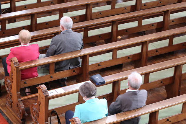 Winden Themenbild - Gottesdienst, Kirche in der Coronazeit, Pandemiezeit, leere Kirche Themenbild - Gottesdienst, Kirche in der Coronazeit, Pandemiezeit, leere Kirche nur wenig Menschen, Kirchenbesucher mit viel Abstand in der Kirchenbank während einer heiligen Messe, Gottesdienst, Kirche in in der katholischen Kirche in Elzach, Baden-Württemberg Symbolbild, Themenbild, Featurebild Copyright: xFleigx xEibner-Pressefotox EP_dfg