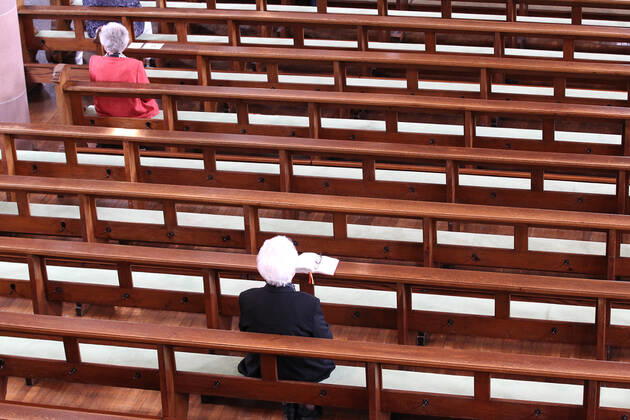 Winden Themenbild - Gottesdienst, Kirche in der Coronazeit, Pandemiezeit, leere Kirche Themenbild - Gottesdienst, Kirche in der Coronazeit, Pandemiezeit, leere Kirche nur wenig Menschen, Kirchenbesucher mit viel Abstand in der Kirchenbank während einer heiligen Messe, Gottesdienst, Kirche in in der katholischen Kirche in Elzach, Baden-Württemberg Symbolbild, Themenbild, Featurebild Copyright: xFleigx xEibner-Pressefotox EP_dfg