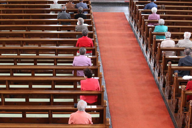 Winden Themenbild - Gottesdienst, Kirche in der Coronazeit, Pandemiezeit, leere Kirche Themenbild - Gottesdienst, Kirche in der Coronazeit, Pandemiezeit, leere Kirche nur wenig Menschen, Kirchenbesucher mit viel Abstand in der Kirchenbank während einer heiligen Messe, Gottesdienst, Kirche in in der katholischen Kirche in Elzach, Baden-Württemberg Symbolbild, Themenbild, Featurebild Copyright: xFleigx xEibner-Pressefotox EP_dfg
