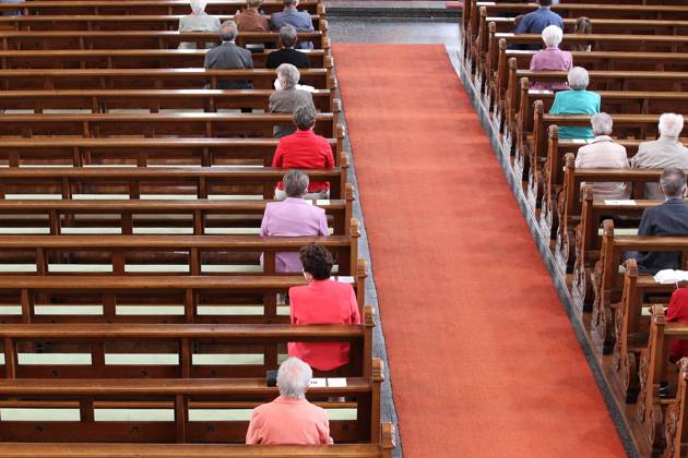Winden Themenbild - Gottesdienst, Kirche in der Coronazeit, Pandemiezeit, leere Kirche Themenbild - Gottesdienst, Kirche in der Coronazeit, Pandemiezeit, leere Kirche nur wenig Menschen, Kirchenbesucher mit viel Abstand in der Kirchenbank während einer heiligen Messe, Gottesdienst, Kirche in in der katholischen Kirche in Elzach, Baden-Württemberg Symbolbild, Themenbild, Featurebild Copyright: xFleigx xEibner-Pressefotox EP_dfg