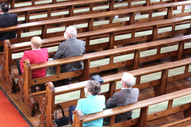 Winden Themenbild - Gottesdienst, Kirche in der Coronazeit, Pandemiezeit, leere Kirche Themenbild - Gottesdienst, Kirche in der Coronazeit, Pandemiezeit, leere Kirche nur wenig Menschen, Kirchenbesucher mit viel Abstand in der Kirchenbank während einer heiligen Messe, Gottesdienst, Kirche in in der katholischen Kirche in Elzach, Baden-Württemberg Symbolbild, Themenbild, Featurebild Copyright: xFleigx xEibner-Pressefotox EP_dfg