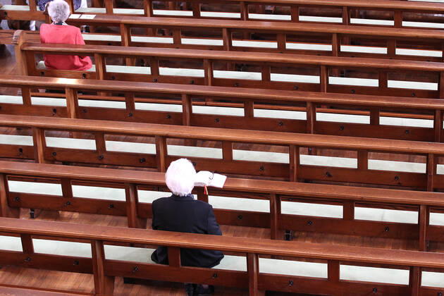 Winden Themenbild - Gottesdienst, Kirche in der Coronazeit, Pandemiezeit, leere Kirche Themenbild - Gottesdienst, Kirche in der Coronazeit, Pandemiezeit, leere Kirche nur wenig Menschen, Kirchenbesucher mit viel Abstand in der Kirchenbank während einer heiligen Messe, Gottesdienst, Kirche in in der katholischen Kirche in Elzach, Baden-Württemberg Symbolbild, Themenbild, Featurebild Copyright: xFleigx xEibner-Pressefotox EP_dfg