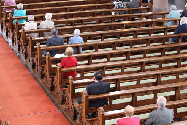 Winden Themenbild - Gottesdienst, Kirche in der Coronazeit, Pandemiezeit, leere Kirche Themenbild - Gottesdienst, Kirche in der Coronazeit, Pandemiezeit, leere Kirche nur wenig Menschen, Kirchenbesucher mit viel Abstand in der Kirchenbank während einer heiligen Messe, Gottesdienst, Kirche in in der katholischen Kirche in Elzach, Baden-Württemberg Symbolbild, Themenbild, Featurebild Copyright: xFleigx xEibner-Pressefotox EP_dfg