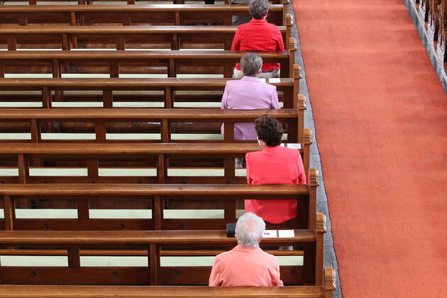 Winden Themenbild - Gottesdienst, Kirche in der Coronazeit, Pandemiezeit, leere Kirche Themenbild - Gottesdienst, Kirche in der Coronazeit, Pandemiezeit, leere Kirche nur wenig Menschen, Kirchenbesucher mit viel Abstand in der Kirchenbank während einer heiligen Messe, Gottesdienst, Kirche in in der katholischen Kirche in Elzach, Baden-Württemberg Symbolbild, Themenbild, Featurebild Copyright: xFleigx xEibner-Pressefotox EP_dfg