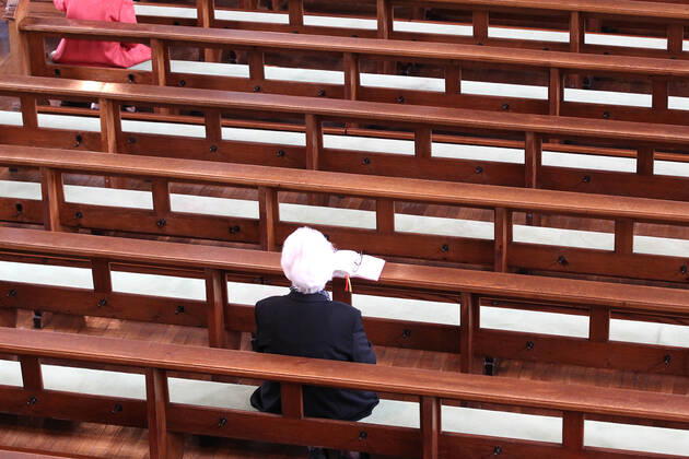 Winden Themenbild - Gottesdienst, Kirche in der Coronazeit, Pandemiezeit, leere Kirche Themenbild - Gottesdienst, Kirche in der Coronazeit, Pandemiezeit, leere Kirche nur wenig Menschen, Kirchenbesucher mit viel Abstand in der Kirchenbank während einer heiligen Messe, Gottesdienst, Kirche in in der katholischen Kirche in Elzach, Baden-Württemberg Symbolbild, Themenbild, Featurebild Copyright: xFleigx xEibner-Pressefotox EP_dfg