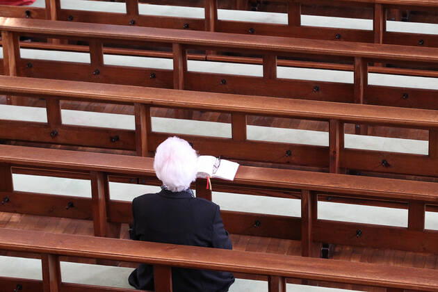 Winden Themenbild - Gottesdienst, Kirche in der Coronazeit, Pandemiezeit, leere Kirche Themenbild - Gottesdienst, Kirche in der Coronazeit, Pandemiezeit, leere Kirche nur wenig Menschen, Kirchenbesucher mit viel Abstand in der Kirchenbank während einer heiligen Messe, Gottesdienst, Kirche in in der katholischen Kirche in Elzach, Baden-Württemberg Symbolbild, Themenbild, Featurebild Copyright: xFleigx xEibner-Pressefotox EP_dfg