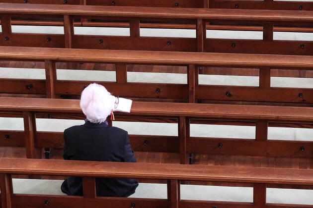 Winden Themenbild - Gottesdienst, Kirche in der Coronazeit, Pandemiezeit, leere Kirche Themenbild - Gottesdienst, Kirche in der Coronazeit, Pandemiezeit, leere Kirche nur wenig Menschen, Kirchenbesucher mit viel Abstand in der Kirchenbank während einer heiligen Messe, Gottesdienst, Kirche in in der katholischen Kirche in Elzach, Baden-Württemberg Symbolbild, Themenbild, Featurebild Copyright: xFleigx xEibner-Pressefotox EP_dfg