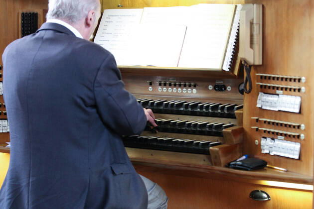 Winden Themenbild - Gottesdienst, Kirche in der Coronazeit, Pandemiezeit, leere Kirche Themenbild - Gottesdienst, Kirche in der Coronazeit, Pandemiezeit, leere Kirche Orgelspieler während einer Messe spielt auf den Tasten seiner Kirchenorgel nur wenig Menschen, mit viel Abstand in der Kirchenbank während einer heiligen Messe, Gottesdienst, Kirche in in der katholischen Kirche in Elzach, Baden-Württemberg Symbolbild, Themenbild, Featurebild Copyright: xFleigx xEibner-Pressefotox EP_dfg