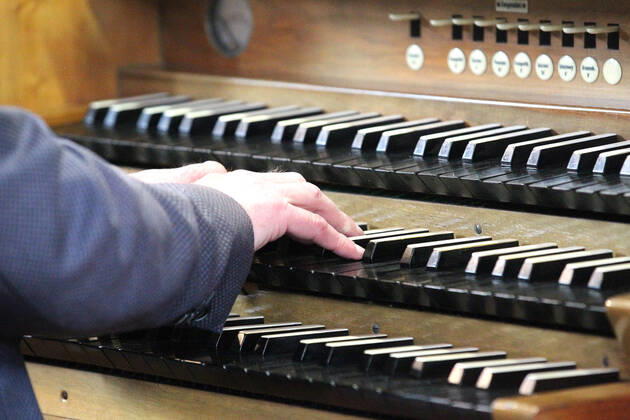 Winden Themenbild - Gottesdienst, Kirche in der Coronazeit, Pandemiezeit, leere Kirche Themenbild - Gottesdienst, Kirche in der Coronazeit, Pandemiezeit, leere Kirche Orgelspieler während einer Messe spielt auf den Tasten seiner Kirchenorgel nur wenig Menschen, mit viel Abstand in der Kirchenbank während einer heiligen Messe, Gottesdienst, Kirche in in der katholischen Kirche in Elzach, Baden-Württemberg Symbolbild, Themenbild, Featurebild Copyright: xFleigx xEibner-Pressefotox EP_dfg