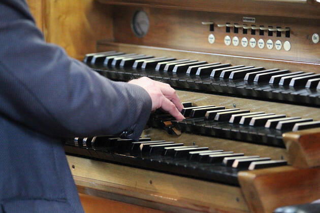 Winden Themenbild - Gottesdienst, Kirche in der Coronazeit, Pandemiezeit, leere Kirche Themenbild - Gottesdienst, Kirche in der Coronazeit, Pandemiezeit, leere Kirche Orgelspieler während einer Messe spielt auf den Tasten seiner Kirchenorgel nur wenig Menschen, mit viel Abstand in der Kirchenbank während einer heiligen Messe, Gottesdienst, Kirche in in der katholischen Kirche in Elzach, Baden-Württemberg Symbolbild, Themenbild, Featurebild Copyright: xFleigx xEibner-Pressefotox EP_dfg