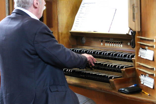 Winden Themenbild - Gottesdienst, Kirche in der Coronazeit, Pandemiezeit, leere Kirche Themenbild - Gottesdienst, Kirche in der Coronazeit, Pandemiezeit, leere Kirche Orgelspieler während einer Messe spielt auf den Tasten seiner Kirchenorgel nur wenig Menschen, mit viel Abstand in der Kirchenbank während einer heiligen Messe, Gottesdienst, Kirche in in der katholischen Kirche in Elzach, Baden-Württemberg Symbolbild, Themenbild, Featurebild Copyright: xFleigx xEibner-Pressefotox EP_dfg