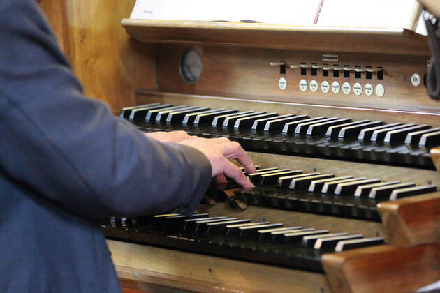 Winden Themenbild - Gottesdienst, Kirche in der Coronazeit, Pandemiezeit, leere Kirche Themenbild - Gottesdienst, Kirche in der Coronazeit, Pandemiezeit, leere Kirche Orgelspieler während einer Messe spielt auf den Tasten seiner Kirchenorgel nur wenig Menschen, mit viel Abstand in der Kirchenbank während einer heiligen Messe, Gottesdienst, Kirche in in der katholischen Kirche in Elzach, Baden-Württemberg Symbolbild, Themenbild, Featurebild Copyright: xFleigx xEibner-Pressefotox EP_dfg