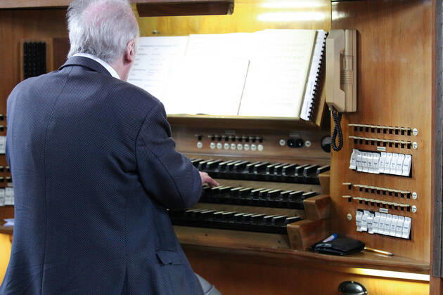 Winden Themenbild - Gottesdienst, Kirche in der Coronazeit, Pandemiezeit, leere Kirche Themenbild - Gottesdienst, Kirche in der Coronazeit, Pandemiezeit, leere Kirche Orgelspieler während einer Messe spielt auf den Tasten seiner Kirchenorgel nur wenig Menschen, mit viel Abstand in der Kirchenbank während einer heiligen Messe, Gottesdienst, Kirche in in der katholischen Kirche in Elzach, Baden-Württemberg Symbolbild, Themenbild, Featurebild Copyright: xFleigx xEibner-Pressefotox EP_dfg