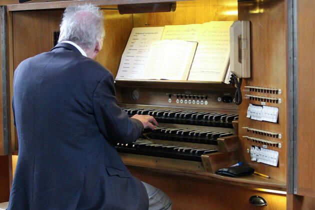 Winden Themenbild - Gottesdienst, Kirche in der Coronazeit, Pandemiezeit, leere Kirche Themenbild - Gottesdienst, Kirche in der Coronazeit, Pandemiezeit, leere Kirche Orgelspieler während einer Messe spielt auf den Tasten seiner Kirchenorgel nur wenig Menschen, mit viel Abstand in der Kirchenbank während einer heiligen Messe, Gottesdienst, Kirche in in der katholischen Kirche in Elzach, Baden-Württemberg Symbolbild, Themenbild, Featurebild Copyright: xFleigx xEibner-Pressefotox EP_dfg