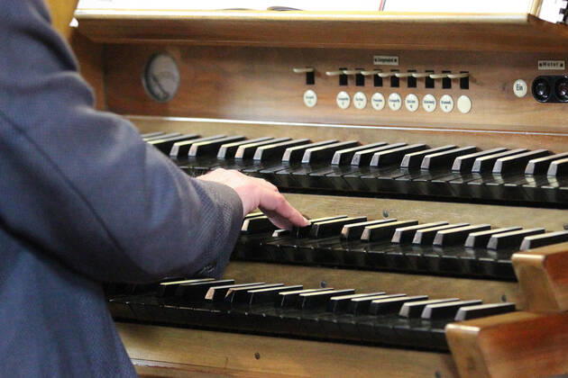 Winden Themenbild - Gottesdienst, Kirche in der Coronazeit, Pandemiezeit, leere Kirche Themenbild - Gottesdienst, Kirche in der Coronazeit, Pandemiezeit, leere Kirche Orgelspieler während einer Messe spielt auf den Tasten seiner Kirchenorgel nur wenig Menschen, mit viel Abstand in der Kirchenbank während einer heiligen Messe, Gottesdienst, Kirche in in der katholischen Kirche in Elzach, Baden-Württemberg Symbolbild, Themenbild, Featurebild Copyright: xFleigx xEibner-Pressefotox EP_dfg
