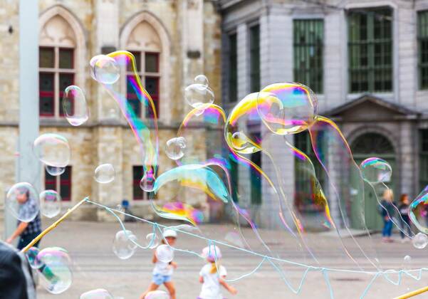 IMAGO Creative, Urban Lifestyle Children and soap bubbles, old European town model released, Symbolfoto, 06.02.2020 06:42:44, Copyright: xNomadSoulx Panthermedia28088648