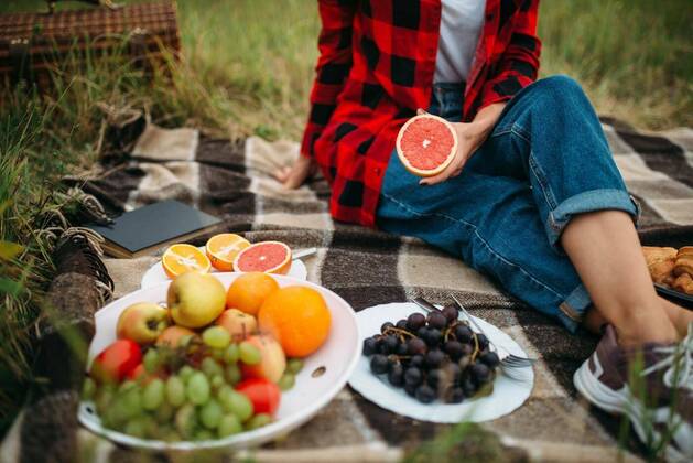  IMAGO Creative: Jahreszeit Frühling, Picknick Woman with fruits, picnic in summer field model released, Symbolfoto, 06.02.2020 15:33:11, Copyright: xNomadSoulx Panthermedia28095735