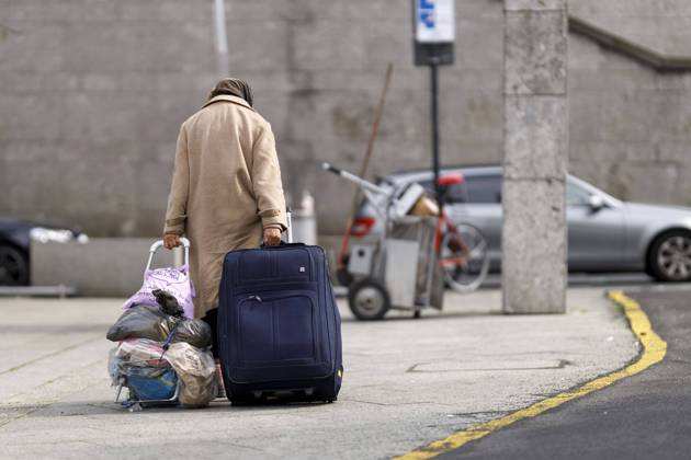 Altersarmut bedroht immer mehr alte Menschen in Deutschland. Ende 2020 waren so viele Senioren auf Grundsicherung angewiesen wie noch nie. Im Bild eine alte Dame, die ihre Habseligkeiten in Koffer und Tüten hinter sich herzieht. (Themenbild, Symbolbild) Köln, 04.06.2021