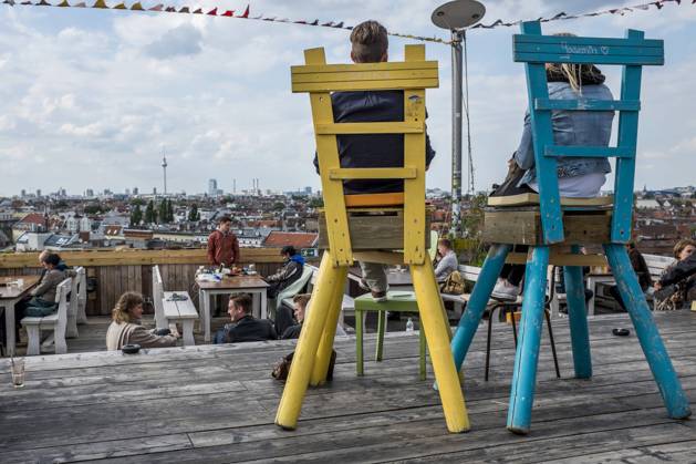 IMAGO Kreativ: Urbane Kultur - Sommer auf den D?chern Klunkerkranich Bar, Berlin People chilling at the roof top of the Klunkerkranich Bar in Berlin which is located in the Neuk?lln district. It is a unique place where you have a beautiful view over the city. Berlin Germany  Copyright: xGonzalesxPhoto KimxMatthaixLelanx