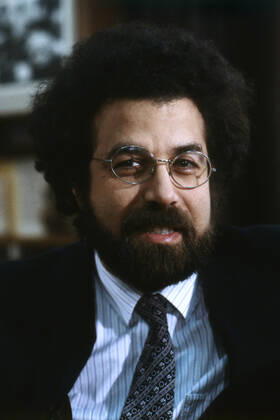 GIUSEPPE SINOPOLI Giuseppe Sinopoli, italienischer Dirigent und Komponist, Portrait, 1988. Giuseppe Sinopoli, Italian conductor and composer, portrait, 1988., Deutschland Copyright: kpa UnitedArchives55021686 EDITORIAL USE ONLY