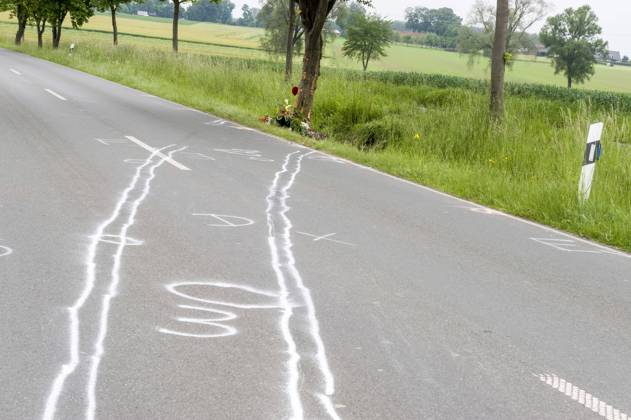 Unfallspuren und Gedenkstätte für ein Verkehrsopfer am Straßenrand Auto Autounfall tödlicher Verkehrsunfall Verkehrsunfallopfer Erinnerung Gedenken Geschwindigkeit Landstraße K14 rasen Straße Straßenverkehr Tod Trauer trauern Trauerstätte Unfall Verkehrssicherheit Verkehrstote Blumen Blumengesteck Blumenstrauß Kerzen gestorben Opfer Todesfolge tot Toter tragisch Tragödie traurig Unfallopfer Unfallort Verkehrsunfallort Unglück verunglückt Markierungen der Polizei Verkehrsunfalldienst Unfallspuren 20210607ad352 Wadersloh Nordrhein-Westfalen NRW Deutschland Germany Copyright: xAchimxDuwentästerx