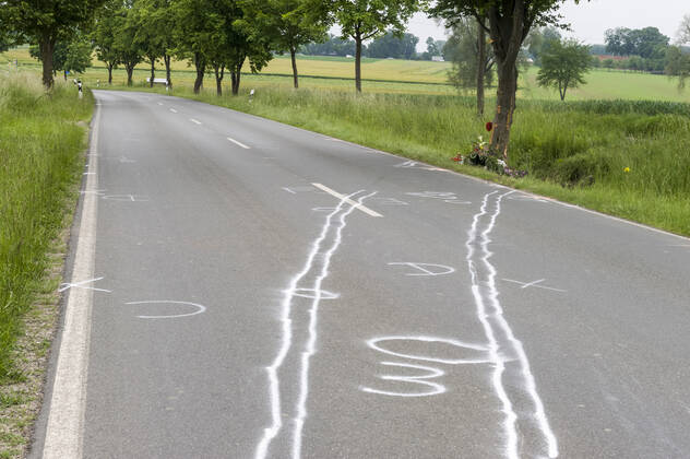 Unfallspuren und Gedenkstätte für ein Verkehrsopfer am Straßenrand Auto Autounfall tödlicher Verkehrsunfall Verkehrsunfallopfer Erinnerung Gedenken Geschwindigkeit Landstraße K14 rasen Straße Straßenverkehr Tod Trauer trauern Trauerstätte Unfall Verkehrssicherheit Verkehrstote Blumen Blumengesteck Blumenstrauß Kerzen gestorben Opfer Todesfolge tot Toter tragisch Tragödie traurig Unfallopfer Unfallort Verkehrsunfallort Unglück verunglückt Markierungen der Polizei Verkehrsunfalldienst Unfallspuren 20210607ad353 Wadersloh Nordrhein-Westfalen NRW Deutschland Germany Copyright: xAchimxDuwentästerx
