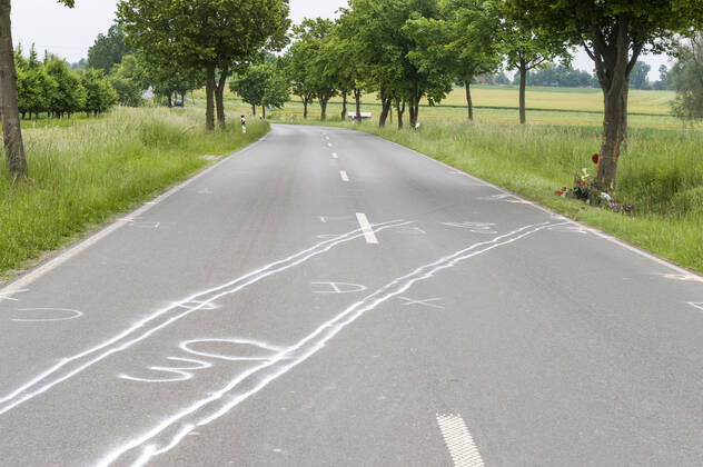 Unfallspuren und Gedenkstätte für ein Verkehrsopfer am Straßenrand Auto Autounfall tödlicher Verkehrsunfall Verkehrsunfallopfer Erinnerung Gedenken Geschwindigkeit Landstraße K14 rasen Straße Straßenverkehr Tod Trauer trauern Trauerstätte Unfall Verkehrssicherheit Verkehrstote Blumen Blumengesteck Blumenstrauß Kerzen gestorben Opfer Todesfolge tot Toter tragisch Tragödie traurig Unfallopfer Unfallort Verkehrsunfallort Unglück verunglückt Markierungen der Polizei Verkehrsunfalldienst Unfallspuren 20210607ad355 Wadersloh Nordrhein-Westfalen NRW Deutschland Germany Copyright: xAchimxDuwentästerx