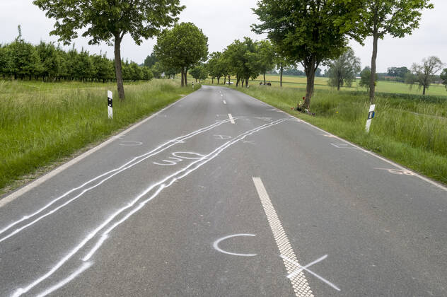 Unfallspuren und Gedenkstätte für ein Verkehrsopfer am Straßenrand Auto Autounfall tödlicher Verkehrsunfall Verkehrsunfallopfer Erinnerung Gedenken Geschwindigkeit Landstraße K14 rasen Straße Straßenverkehr Tod Trauer trauern Trauerstätte Unfall Verkehrssicherheit Verkehrstote Blumen Blumengesteck Blumenstrauß Kerzen gestorben Opfer Todesfolge tot Toter tragisch Tragödie traurig Unfallopfer Unfallort Verkehrsunfallort Unglück verunglückt Markierungen der Polizei Verkehrsunfalldienst Unfallspuren 20210607ad357 Wadersloh Nordrhein-Westfalen NRW Deutschland Germany Copyright: xAchimxDuwentästerx