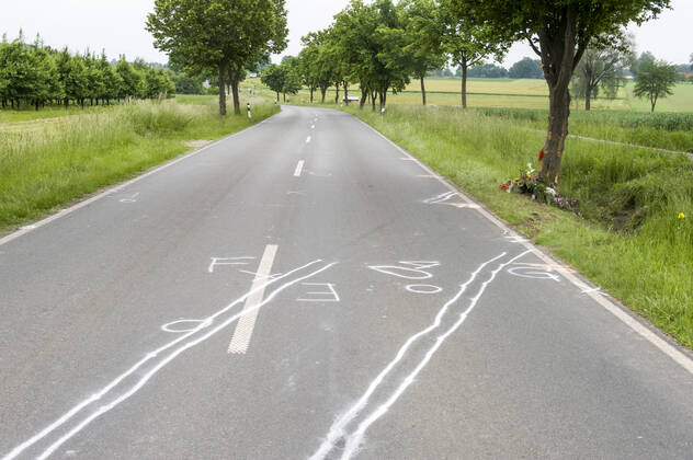 Unfallspuren und Gedenkstätte für ein Verkehrsopfer am Straßenrand Auto Autounfall tödlicher Verkehrsunfall Verkehrsunfallopfer Erinnerung Gedenken Geschwindigkeit Landstraße K14 rasen Straße Straßenverkehr Tod Trauer trauern Trauerstätte Unfall Verkehrssicherheit Verkehrstote Blumen Blumengesteck Blumenstrauß Kerzen gestorben Opfer Todesfolge tot Toter tragisch Tragödie traurig Unfallopfer Unfallort Verkehrsunfallort Unglück verunglückt Markierungen der Polizei Verkehrsunfalldienst Unfallspuren 20210607ad382 Wadersloh Nordrhein-Westfalen NRW Deutschland Germany Copyright: xAchimxDuwentästerx