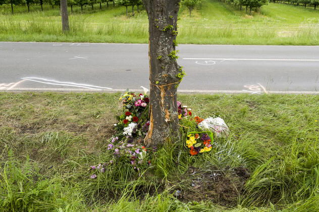 Unfallspuren und Gedenkstätte für ein Verkehrsopfer am Straßenrand Auto Autounfall tödlicher Verkehrsunfall Verkehrsunfallopfer Erinnerung Gedenken Geschwindigkeit Landstraße K14 rasen Straße Straßenverkehr Tod Trauer trauern Trauerstätte Unfall Verkehrssicherheit Verkehrstote Blumen Blumengesteck Blumenstrauß Kerzen gestorben Opfer Todesfolge tot Toter tragisch Tragödie traurig Unfallopfer Unfallort Verkehrsunfallort Unglück verunglückt Markierungen der Polizei Verkehrsunfalldienst Unfallspuren 20210607ad392 Wadersloh Nordrhein-Westfalen NRW Deutschland Germany Copyright: xAchimxDuwentästerx