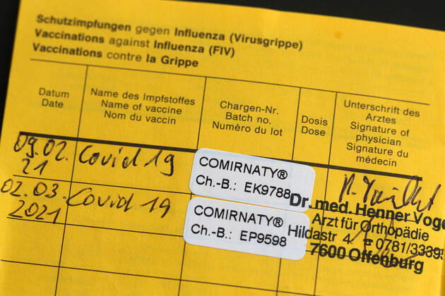 Winden Themenbild - Coronavirus, Coronapandemie - internationale Impfbescheinigung, Prophylaxebescheinigung, Impfpass, Impfbuch, Erstimpfung, Zweitimpfung, Covid 19 Eintrag Themenbild - Coronavirus, Coronapandemie - internationale Impfbescheinigung, Prophylaxebescheinigung, Impfpass, Impfbuch, Erstimpfung, Zweitimpfung, Covid 19 Eintrag Innenseite eines Impfpasses mit den beiden Aufklebern der Erstimpfung und Zweitimpfung mit Biontech, Comirnaty. Coronavirus, Coronapandemie, Impfpass, Impfbuch, Impfbescheinigung, Impfdokument, internationale Impfbescheinigung, Prophylaxebescheinigung mit Impfspritze und einem Covid 19 Eintrag mit Aufkleber einer Erstimpfung, Zweitimpfung Copyright: xFleigx xEibner-Pressefotox EP_dfg