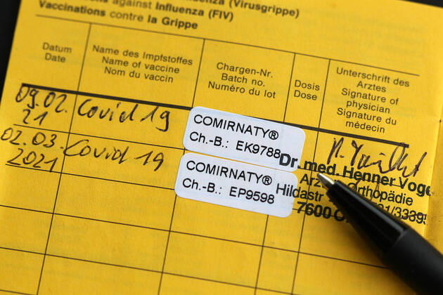 Winden Themenbild - Coronavirus, Coronapandemie - internationale Impfbescheinigung, Prophylaxebescheinigung, Impfpass, Impfbuch, Erstimpfung, Zweitimpfung, Covid 19 Eintrag Themenbild - Coronavirus, Coronapandemie - internationale Impfbescheinigung, Prophylaxebescheinigung, Impfpass, Impfbuch, Erstimpfung, Zweitimpfung, Covid 19 Eintrag Innenseite eines Impfpasses mit den beiden Aufklebern der Erstimpfung und Zweitimpfung mit Biontech, Comirnaty. Coronavirus, Coronapandemie, Impfpass, Impfbuch, Impfbescheinigung, Impfdokument, internationale Impfbescheinigung, Prophylaxebescheinigung mit Impfspritze und einem Covid 19 Eintrag mit Aufkleber einer Erstimpfung, Zweitimpfung Copyright: xFleigx xEibner-Pressefotox EP_dfg