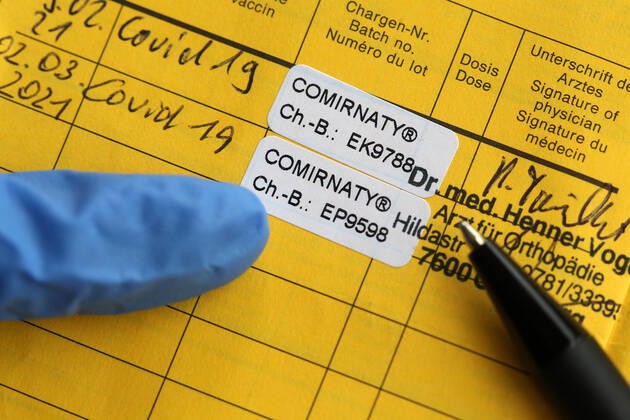 Winden Themenbild - Coronavirus, Coronapandemie - internationale Impfbescheinigung, Prophylaxebescheinigung, Impfpass, Impfbuch, Erstimpfung, Zweitimpfung, Covid 19 Eintrag Themenbild - Coronavirus, Coronapandemie - internationale Impfbescheinigung, Prophylaxebescheinigung, Impfpass, Impfbuch, Erstimpfung, Zweitimpfung, Covid 19 Eintrag Innenseite eines Impfpasses mit den beiden Aufklebern der Erstimpfung und Zweitimpfung mit Biontech, Comirnaty. Coronavirus, Coronapandemie, Impfpass, Impfbuch, Impfbescheinigung, Impfdokument, internationale Impfbescheinigung, Prophylaxebescheinigung mit Impfspritze und einem Covid 19 Eintrag mit Aufkleber einer Erstimpfung, Zweitimpfung Copyright: xFleigx xEibner-Pressefotox EP_dfg
