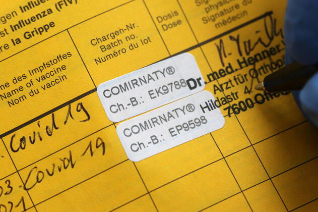 Winden Themenbild - Coronavirus, Coronapandemie - internationale Impfbescheinigung, Prophylaxebescheinigung, Impfpass, Impfbuch, Erstimpfung, Zweitimpfung, Covid 19 Eintrag Themenbild - Coronavirus, Coronapandemie - internationale Impfbescheinigung, Prophylaxebescheinigung, Impfpass, Impfbuch, Erstimpfung, Zweitimpfung, Covid 19 Eintrag Innenseite eines Impfpasses mit den beiden Aufklebern der Erstimpfung und Zweitimpfung mit Biontech, Comirnaty. Coronavirus, Coronapandemie, Impfpass, Impfbuch, Impfbescheinigung, Impfdokument, internationale Impfbescheinigung, Prophylaxebescheinigung mit Impfspritze und einem Covid 19 Eintrag mit Aufkleber einer Erstimpfung, Zweitimpfung Copyright: xFleigx xEibner-Pressefotox EP_dfg