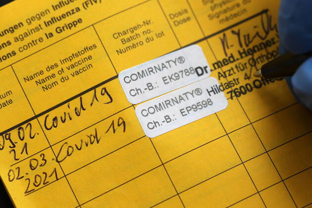 Winden Themenbild - Coronavirus, Coronapandemie - internationale Impfbescheinigung, Prophylaxebescheinigung, Impfpass, Impfbuch, Erstimpfung, Zweitimpfung, Covid 19 Eintrag Themenbild - Coronavirus, Coronapandemie - internationale Impfbescheinigung, Prophylaxebescheinigung, Impfpass, Impfbuch, Erstimpfung, Zweitimpfung, Covid 19 Eintrag Innenseite eines Impfpasses mit den beiden Aufklebern der Erstimpfung und Zweitimpfung mit Biontech, Comirnaty. Coronavirus, Coronapandemie, Impfpass, Impfbuch, Impfbescheinigung, Impfdokument, internationale Impfbescheinigung, Prophylaxebescheinigung mit Impfspritze und einem Covid 19 Eintrag mit Aufkleber einer Erstimpfung, Zweitimpfung Copyright: xFleigx xEibner-Pressefotox EP_dfg