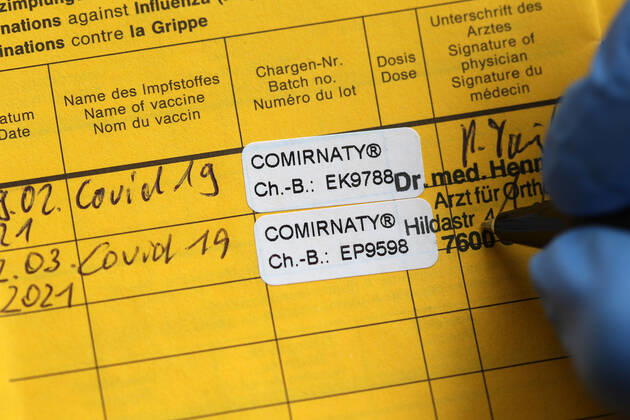 Winden Themenbild - Coronavirus, Coronapandemie - internationale Impfbescheinigung, Prophylaxebescheinigung, Impfpass, Impfbuch, Erstimpfung, Zweitimpfung, Covid 19 Eintrag Themenbild - Coronavirus, Coronapandemie - internationale Impfbescheinigung, Prophylaxebescheinigung, Impfpass, Impfbuch, Erstimpfung, Zweitimpfung, Covid 19 Eintrag Innenseite eines Impfpasses mit den beiden Aufklebern der Erstimpfung und Zweitimpfung mit Biontech, Comirnaty. Coronavirus, Coronapandemie, Impfpass, Impfbuch, Impfbescheinigung, Impfdokument, internationale Impfbescheinigung, Prophylaxebescheinigung mit Impfspritze und einem Covid 19 Eintrag mit Aufkleber einer Erstimpfung, Zweitimpfung Copyright: xFleigx xEibner-Pressefotox EP_dfg