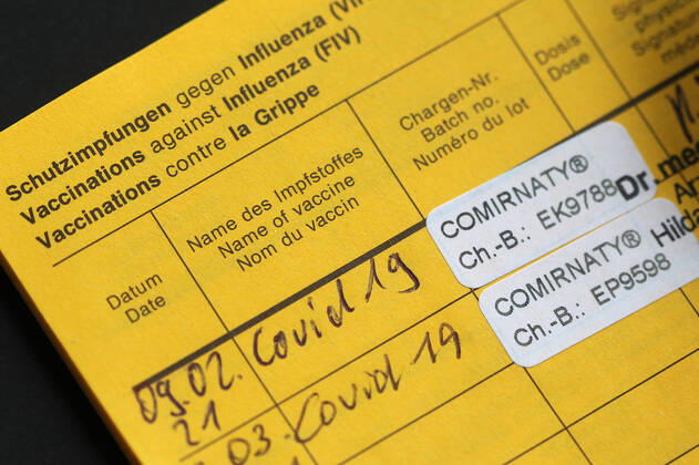 Winden Themenbild - Coronavirus, Coronapandemie - internationale Impfbescheinigung, Prophylaxebescheinigung, Impfpass, Impfbuch, Erstimpfung, Zweitimpfung, Covid 19 Eintrag Themenbild - Coronavirus, Coronapandemie - internationale Impfbescheinigung, Prophylaxebescheinigung, Impfpass, Impfbuch, Erstimpfung, Zweitimpfung, Covid 19 Eintrag Innenseite eines Impfpasses mit den beiden Aufklebern der Erstimpfung und Zweitimpfung mit Biontech, Comirnaty. Coronavirus, Coronapandemie, Impfpass, Impfbuch, Impfbescheinigung, Impfdokument, internationale Impfbescheinigung, Prophylaxebescheinigung mit Impfspritze und einem Covid 19 Eintrag mit Aufkleber einer Erstimpfung, Zweitimpfung Copyright: xFleigx xEibner-Pressefotox EP_dfg