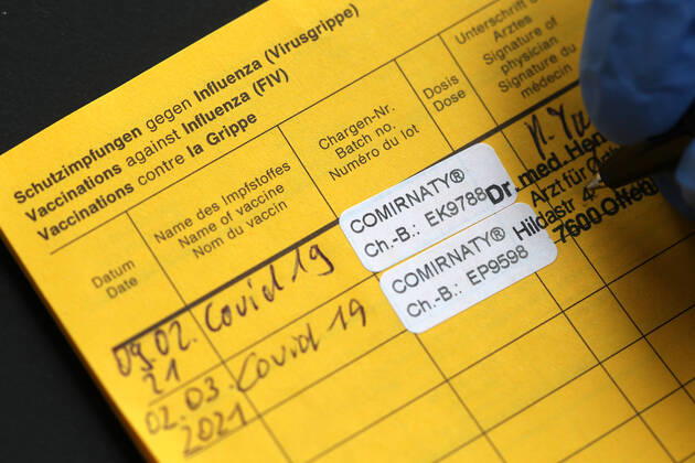 Winden Themenbild - Coronavirus, Coronapandemie - internationale Impfbescheinigung, Prophylaxebescheinigung, Impfpass, Impfbuch, Erstimpfung, Zweitimpfung, Covid 19 Eintrag Themenbild - Coronavirus, Coronapandemie - internationale Impfbescheinigung, Prophylaxebescheinigung, Impfpass, Impfbuch, Erstimpfung, Zweitimpfung, Covid 19 Eintrag Innenseite eines Impfpasses mit den beiden Aufklebern der Erstimpfung und Zweitimpfung mit Biontech, Comirnaty. Coronavirus, Coronapandemie, Impfpass, Impfbuch, Impfbescheinigung, Impfdokument, internationale Impfbescheinigung, Prophylaxebescheinigung mit Impfspritze und einem Covid 19 Eintrag mit Aufkleber einer Erstimpfung, Zweitimpfung Copyright: xFleigx xEibner-Pressefotox EP_dfg
