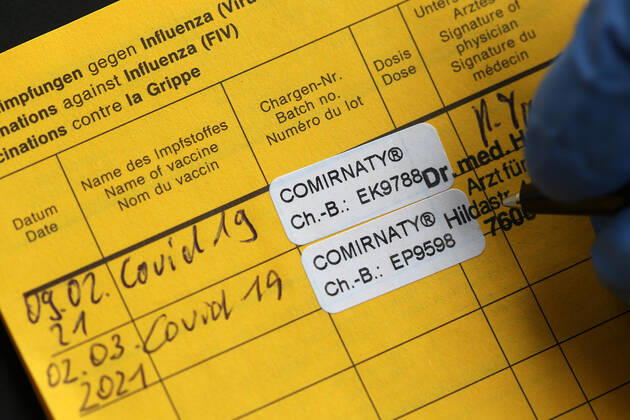 Winden Themenbild - Coronavirus, Coronapandemie - internationale Impfbescheinigung, Prophylaxebescheinigung, Impfpass, Impfbuch, Erstimpfung, Zweitimpfung, Covid 19 Eintrag Themenbild - Coronavirus, Coronapandemie - internationale Impfbescheinigung, Prophylaxebescheinigung, Impfpass, Impfbuch, Erstimpfung, Zweitimpfung, Covid 19 Eintrag Innenseite eines Impfpasses mit den beiden Aufklebern der Erstimpfung und Zweitimpfung mit Biontech, Comirnaty. Coronavirus, Coronapandemie, Impfpass, Impfbuch, Impfbescheinigung, Impfdokument, internationale Impfbescheinigung, Prophylaxebescheinigung mit Impfspritze und einem Covid 19 Eintrag mit Aufkleber einer Erstimpfung, Zweitimpfung Copyright: xFleigx xEibner-Pressefotox EP_dfg
