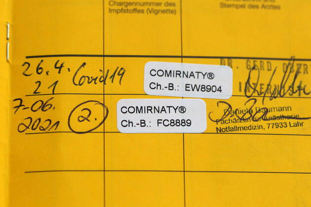 Winden Themenbild - Coronavirus, Coronapandemie - internationale Impfbescheinigung, Prophylaxebescheinigung, Impfpass, Impfbuch, Erstimpfung, Zweitimpfung, Covid 19 Eintrag Themenbild - Coronavirus, Coronapandemie - internationale Impfbescheinigung, Prophylaxebescheinigung, Impfpass, Impfbuch, Erstimpfung, Zweitimpfung, Covid 19 Eintrag Innenseite eines Impfpasses mit den beiden Aufklebern der Erstimpfung und Zweitimpfung mit Biontech, Comirnaty. Coronavirus, Coronapandemie, Impfpass, Impfbuch, Impfbescheinigung, Impfdokument, internationale Impfbescheinigung, Prophylaxebescheinigung mit Impfspritze und einem Covid 19 Eintrag mit Aufkleber einer Erstimpfung, Zweitimpfung Copyright: xFleigx xEibner-Pressefotox EP_dfg