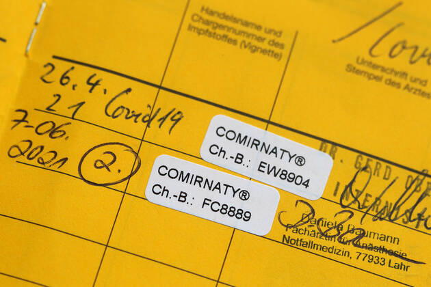 Winden Themenbild - Coronavirus, Coronapandemie - internationale Impfbescheinigung, Prophylaxebescheinigung, Impfpass, Impfbuch, Erstimpfung, Zweitimpfung, Covid 19 Eintrag Themenbild - Coronavirus, Coronapandemie - internationale Impfbescheinigung, Prophylaxebescheinigung, Impfpass, Impfbuch, Erstimpfung, Zweitimpfung, Covid 19 Eintrag Innenseite eines Impfpasses mit den beiden Aufklebern der Erstimpfung und Zweitimpfung mit Biontech, Comirnaty. Coronavirus, Coronapandemie, Impfpass, Impfbuch, Impfbescheinigung, Impfdokument, internationale Impfbescheinigung, Prophylaxebescheinigung mit Impfspritze und einem Covid 19 Eintrag mit Aufkleber einer Erstimpfung, Zweitimpfung Copyright: xFleigx xEibner-Pressefotox EP_dfg