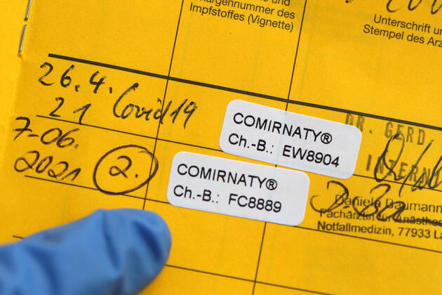 Winden Themenbild - Coronavirus, Coronapandemie - internationale Impfbescheinigung, Prophylaxebescheinigung, Impfpass, Impfbuch, Erstimpfung, Zweitimpfung, Covid 19 Eintrag Themenbild - Coronavirus, Coronapandemie - internationale Impfbescheinigung, Prophylaxebescheinigung, Impfpass, Impfbuch, Erstimpfung, Zweitimpfung, Covid 19 Eintrag Innenseite eines Impfpasses mit den beiden Aufklebern der Erstimpfung und Zweitimpfung mit Biontech, Comirnaty. Coronavirus, Coronapandemie, Impfpass, Impfbuch, Impfbescheinigung, Impfdokument, internationale Impfbescheinigung, Prophylaxebescheinigung mit Impfspritze und einem Covid 19 Eintrag mit Aufkleber einer Erstimpfung, Zweitimpfung Copyright: xFleigx xEibner-Pressefotox EP_dfg