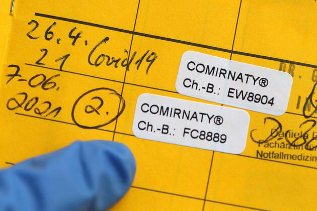 Winden Themenbild - Coronavirus, Coronapandemie - internationale Impfbescheinigung, Prophylaxebescheinigung, Impfpass, Impfbuch, Erstimpfung, Zweitimpfung, Covid 19 Eintrag Themenbild - Coronavirus, Coronapandemie - internationale Impfbescheinigung, Prophylaxebescheinigung, Impfpass, Impfbuch, Erstimpfung, Zweitimpfung, Covid 19 Eintrag Innenseite eines Impfpasses mit den beiden Aufklebern der Erstimpfung und Zweitimpfung mit Biontech, Comirnaty. Coronavirus, Coronapandemie, Impfpass, Impfbuch, Impfbescheinigung, Impfdokument, internationale Impfbescheinigung, Prophylaxebescheinigung mit Impfspritze und einem Covid 19 Eintrag mit Aufkleber einer Erstimpfung, Zweitimpfung Copyright: xFleigx xEibner-Pressefotox EP_dfg