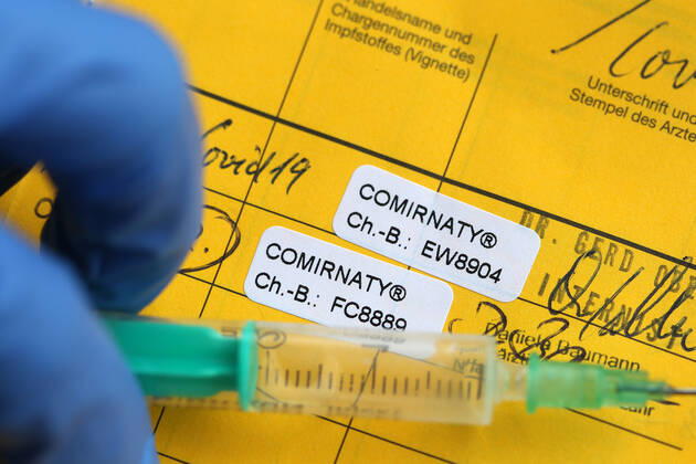 Winden Themenbild - Coronavirus, Coronapandemie - internationale Impfbescheinigung, Prophylaxebescheinigung, Impfpass, Impfbuch, Erstimpfung, Zweitimpfung, Covid 19 Eintrag Themenbild - Coronavirus, Coronapandemie - internationale Impfbescheinigung, Prophylaxebescheinigung, Impfpass, Impfbuch, Erstimpfung, Zweitimpfung, Covid 19 Eintrag Innenseite eines Impfpasses mit den beiden Aufklebern der Erstimpfung und Zweitimpfung mit Biontech, Comirnaty. Coronavirus, Coronapandemie, Impfpass, Impfbuch, Impfbescheinigung, Impfdokument, internationale Impfbescheinigung, Prophylaxebescheinigung mit Impfspritze und einem Covid 19 Eintrag mit Aufkleber einer Erstimpfung, Zweitimpfung Copyright: xFleigx xEibner-Pressefotox EP_dfg