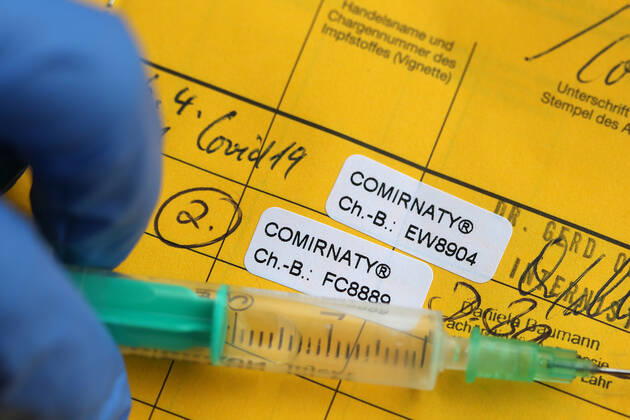 Winden Themenbild - Coronavirus, Coronapandemie - internationale Impfbescheinigung, Prophylaxebescheinigung, Impfpass, Impfbuch, Erstimpfung, Zweitimpfung, Covid 19 Eintrag Themenbild - Coronavirus, Coronapandemie - internationale Impfbescheinigung, Prophylaxebescheinigung, Impfpass, Impfbuch, Erstimpfung, Zweitimpfung, Covid 19 Eintrag Innenseite eines Impfpasses mit den beiden Aufklebern der Erstimpfung und Zweitimpfung mit Biontech, Comirnaty. Coronavirus, Coronapandemie, Impfpass, Impfbuch, Impfbescheinigung, Impfdokument, internationale Impfbescheinigung, Prophylaxebescheinigung mit Impfspritze und einem Covid 19 Eintrag mit Aufkleber einer Erstimpfung, Zweitimpfung Copyright: xFleigx xEibner-Pressefotox EP_dfg