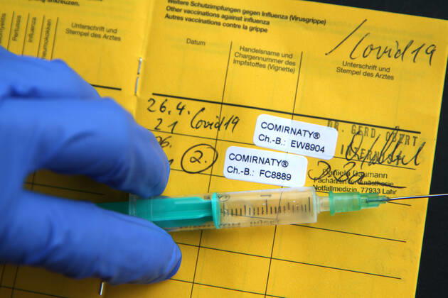 Winden Themenbild - Coronavirus, Coronapandemie - internationale Impfbescheinigung, Prophylaxebescheinigung, Impfpass, Impfbuch, Erstimpfung, Zweitimpfung, Covid 19 Eintrag Themenbild - Coronavirus, Coronapandemie - internationale Impfbescheinigung, Prophylaxebescheinigung, Impfpass, Impfbuch, Erstimpfung, Zweitimpfung, Covid 19 Eintrag Innenseite eines Impfpasses mit den beiden Aufklebern der Erstimpfung und Zweitimpfung mit Biontech, Comirnaty. Coronavirus, Coronapandemie, Impfpass, Impfbuch, Impfbescheinigung, Impfdokument, internationale Impfbescheinigung, Prophylaxebescheinigung mit Impfspritze und einem Covid 19 Eintrag mit Aufkleber einer Erstimpfung, Zweitimpfung Copyright: xFleigx xEibner-Pressefotox EP_dfg
